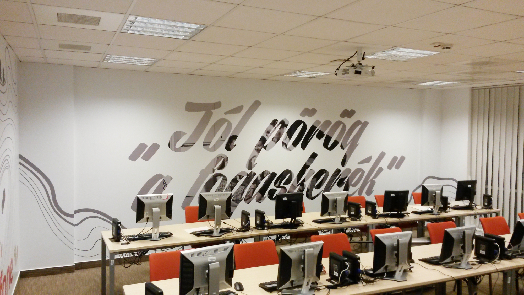 iroda_dekoralas telefonos munkatárs